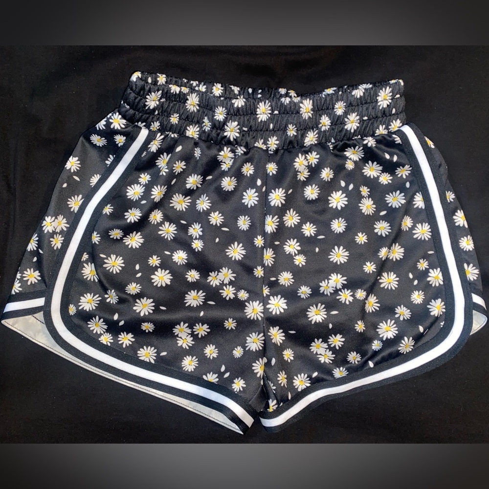 *3/$15*Pull on Daisy print shorts